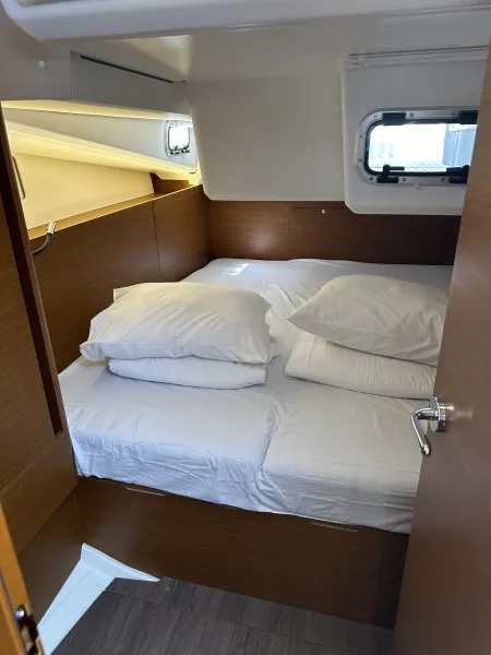 Cabin on Taurus, a Jeanneau Sun Odyssey 440 sailboat at Općina Sukošan, Croatia