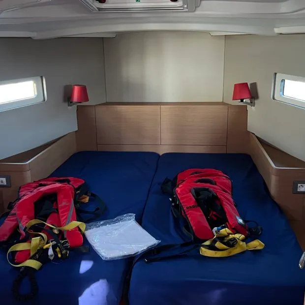 Cabin on Tuatha de Artaios, a Jeanneau Sun Odyssey 410 sailboat at Kerners, France
