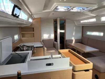 Salon of Tuatha de Artaios, a Jeanneau Sun Odyssey 410 sailboat at Kerners, France