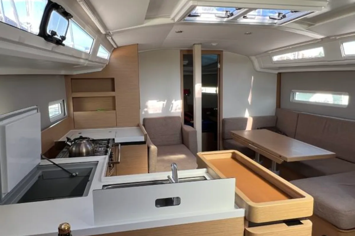 Salon of Tuatha de Artaios, a Jeanneau Sun Odyssey 410 sailboat at Kerners, France