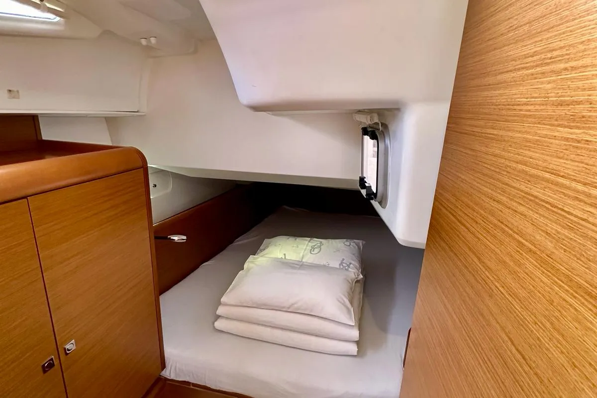 Cabin on Sinatra, a Jeanneau Sun Odyssey 449 sailboat at Općina Sukošan, Croatia