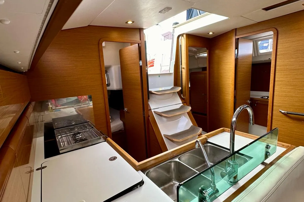 Cabin on Sinatra, a Jeanneau Sun Odyssey 449 sailboat at Općina Sukošan, Croatia