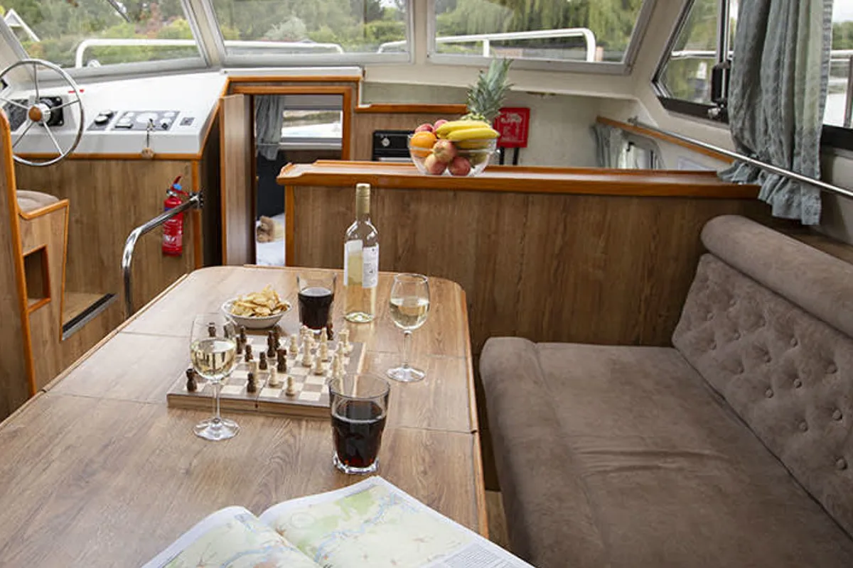 Salon of Crusader - Budget 18, a Cygnet Crusader motorboat at Migennes, France