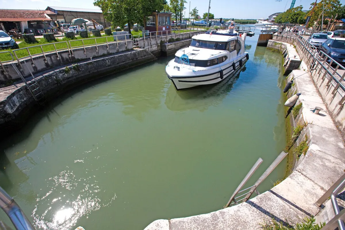 03, a Houseboat Holidays Italia S.R.L. Minuetto 6 motor yacht at Casier, Italy