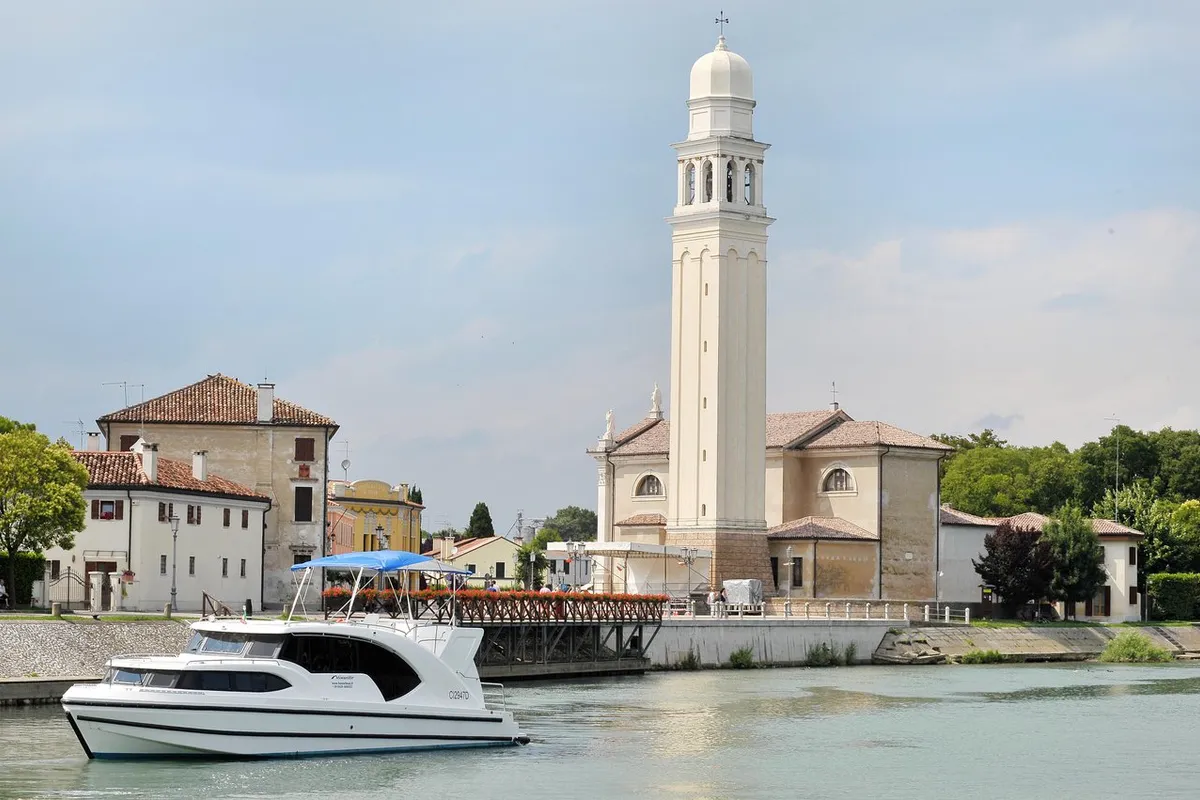 03, a Houseboat Holidays Italia S.R.L. Minuetto 6 motor yacht at Casier, Italy