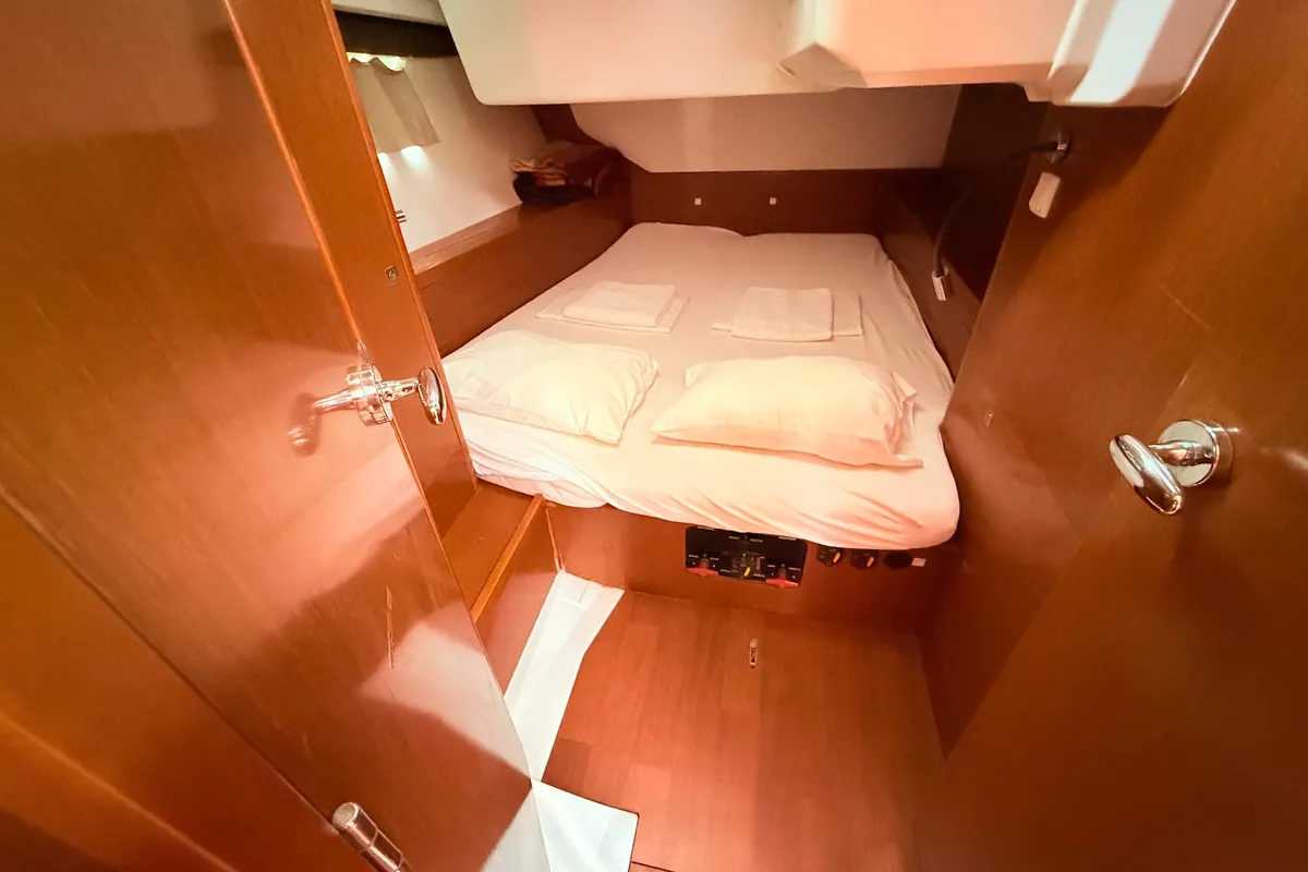 Cabin on Viki, a Beneteau Oceanis 45 sailboat at Općina Sukošan, Croatia