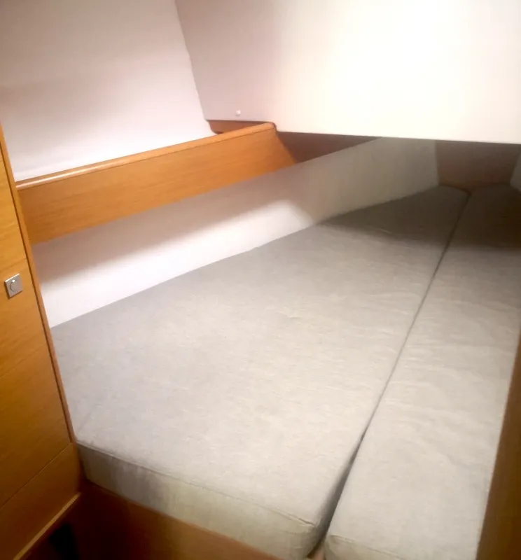 Cabin on Bibidou, a Jeanneau Sun Odyssey 30i sailboat at Toulon, France