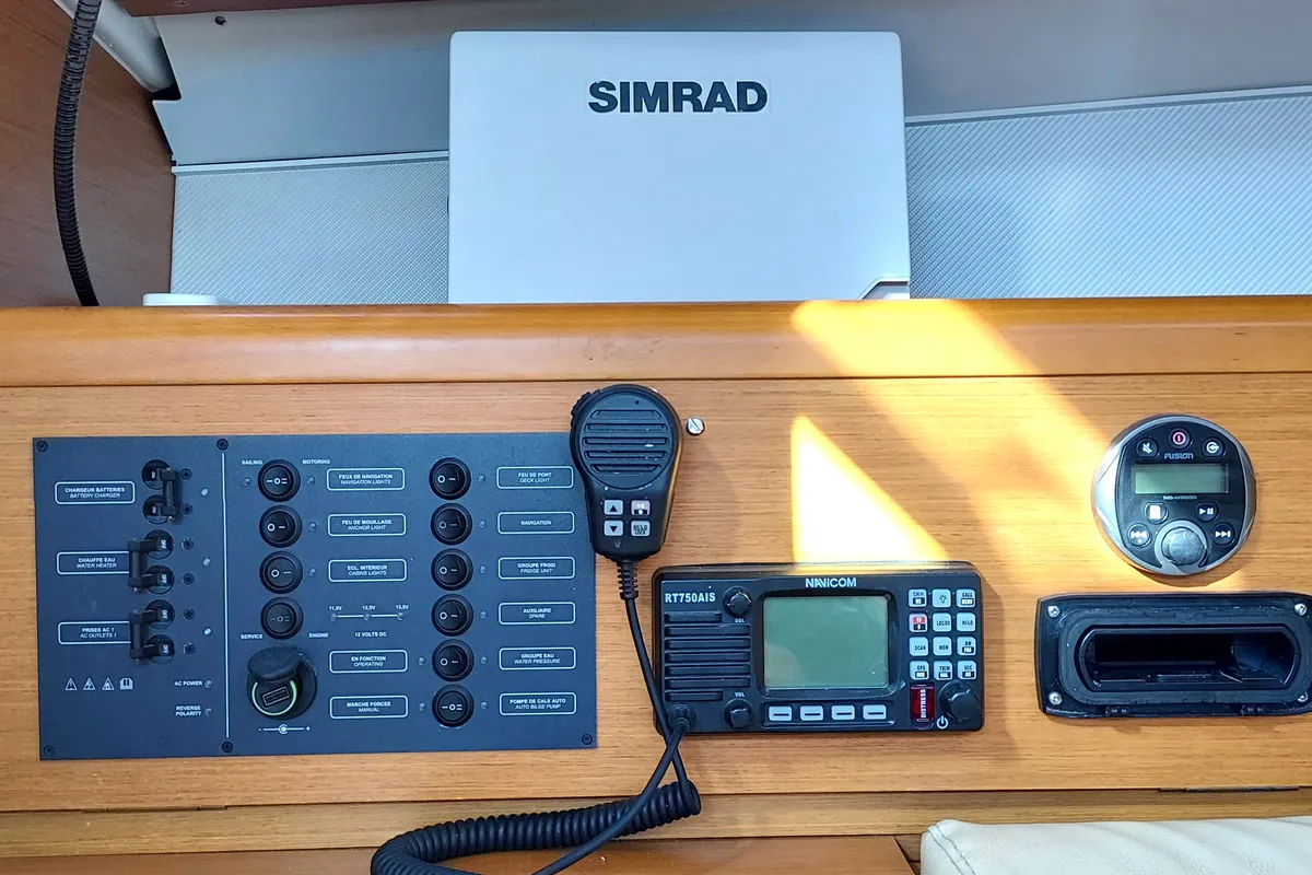 Bibidou, a Jeanneau Sun Odyssey 30i sailboat at Toulon, France