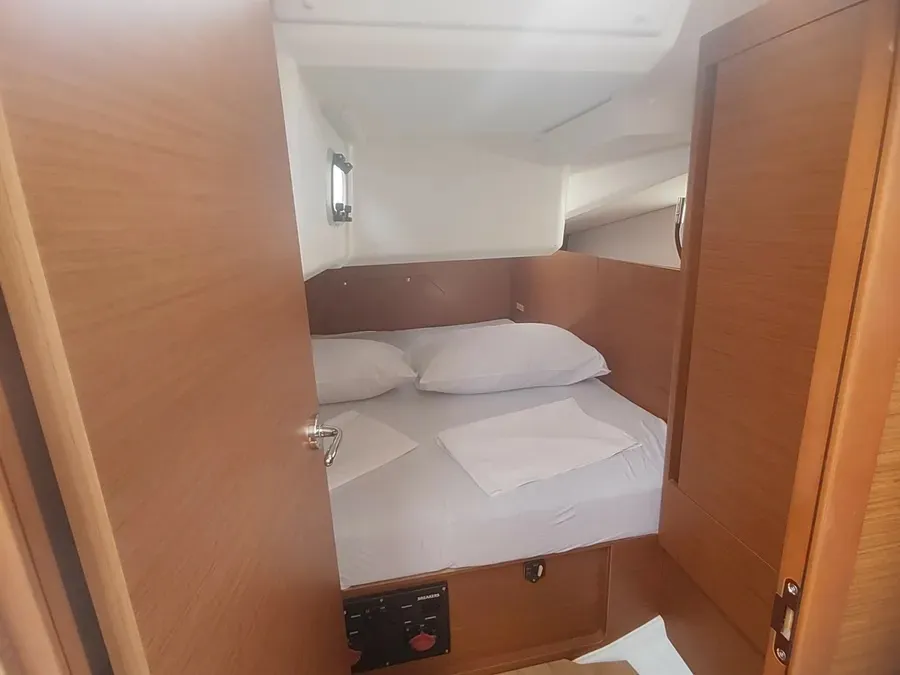 Floor plan of Greta, a Jeanneau Sun Odyssey 440 sailboat at Pula, Croatia