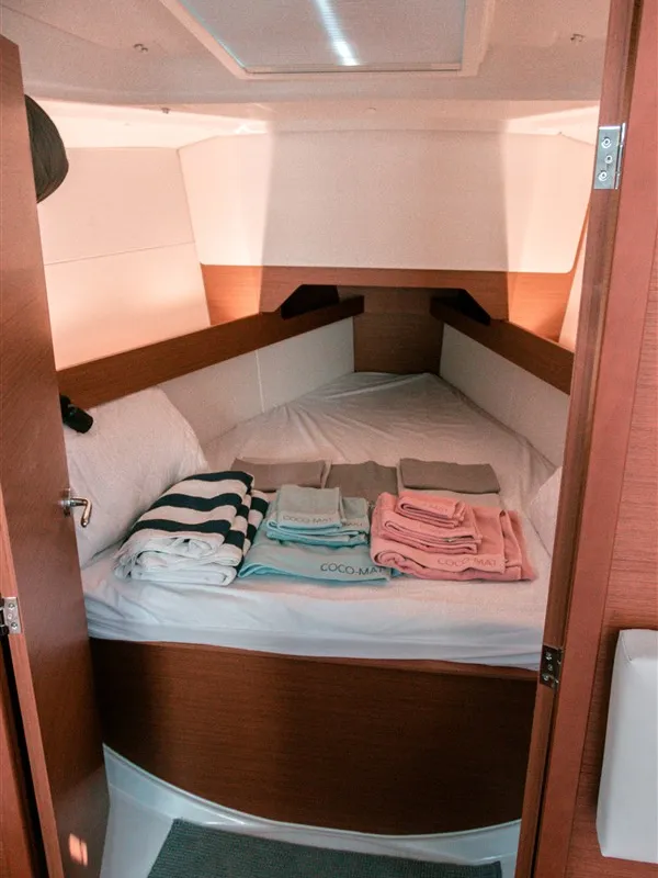 Cabin on Dimitra, a Jeanneau Sun Odyssey 349 sailboat at Volos, Greece