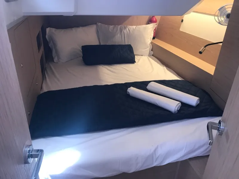 Cabin on Becrux, a Beneteau Oceanis 46.1 sailboat at Tonnarella, Italy