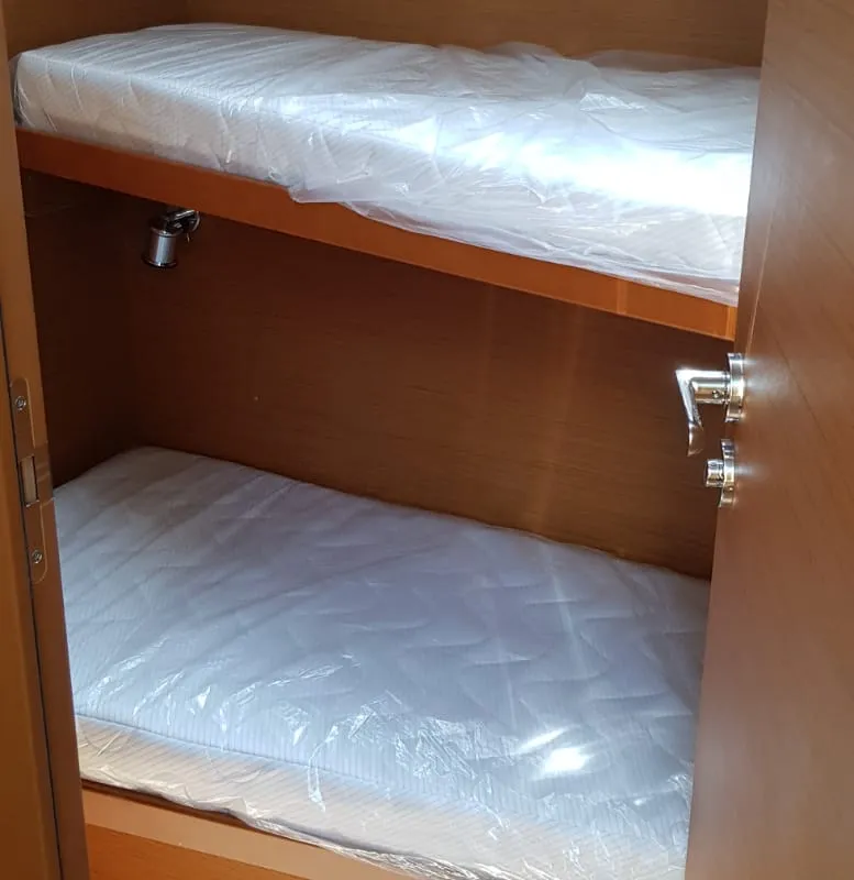 Cabin on Pata, a Jeanneau Sun Odyssey 519 sailboat at Cannigione, Italy