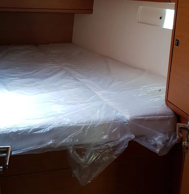Cabin on Pata, a Jeanneau Sun Odyssey 519 sailboat at Cannigione, Italy
