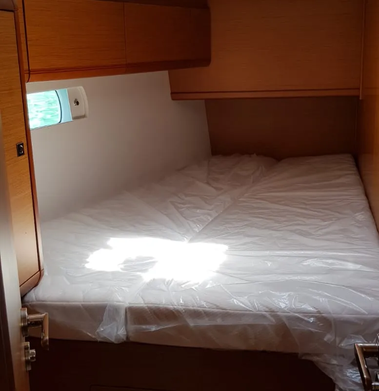 Cabin on Pata, a Jeanneau Sun Odyssey 519 sailboat at Cannigione, Italy