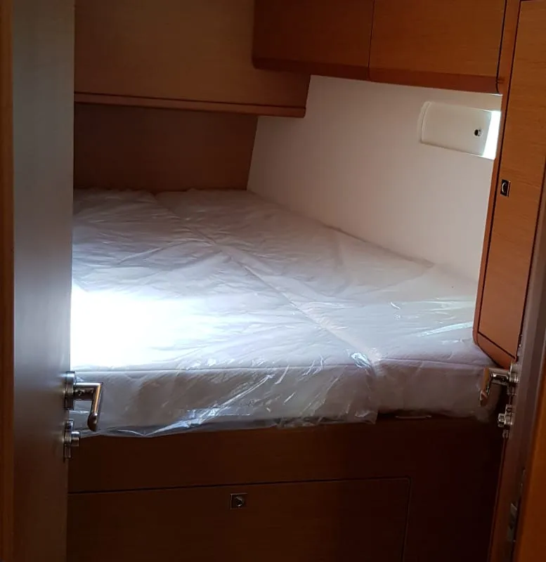 Cabin on Pata, a Jeanneau Sun Odyssey 519 sailboat at Cannigione, Italy