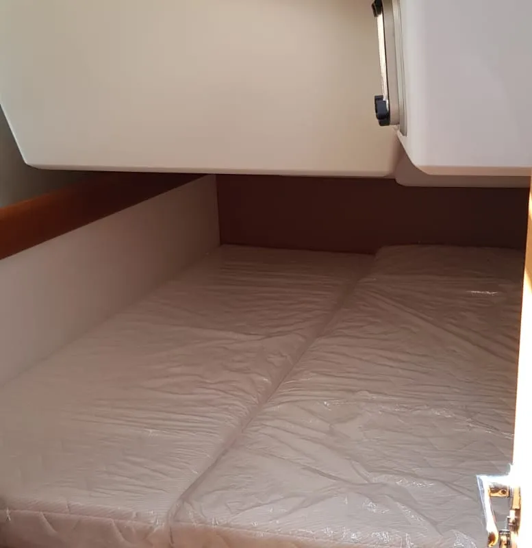 Cabin on Pata, a Jeanneau Sun Odyssey 519 sailboat at Cannigione, Italy