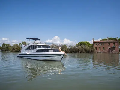 10, a Houseboat Holidays Italia S.R.L. Minuetto 8 motor yacht at Casier, Italy