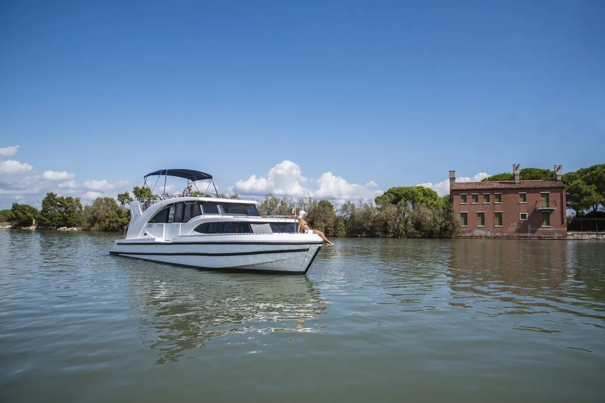 10, a Houseboat Holidays Italia S.R.L. Minuetto 8 motor yacht at Casier, Italy