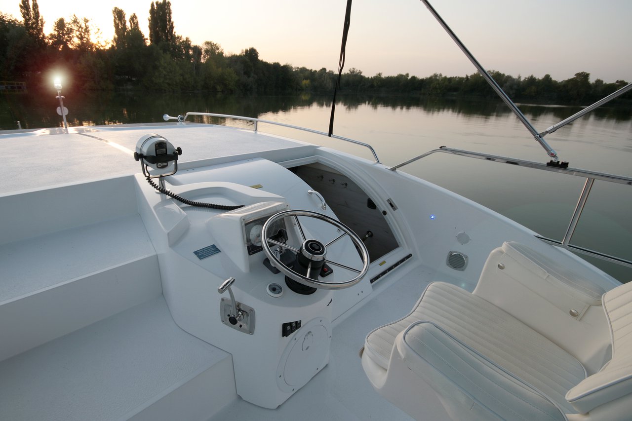 Cockpit of Houseboat Holidays Italia S.R.L. Minuetto 8, a motor yacht at Casier, Italy