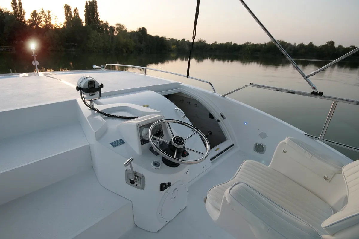 10, a Houseboat Holidays Italia S.R.L. Minuetto 8 motor yacht at Casier, Italy