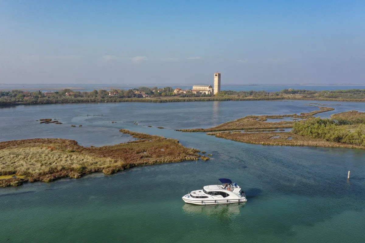 10, a Houseboat Holidays Italia S.R.L. Minuetto 8 motor yacht at Casier, Italy