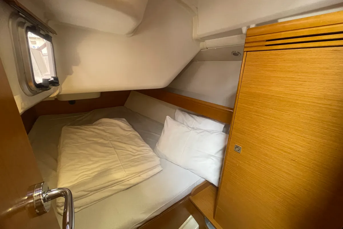 Cabin on Agatha, a Jeanneau Sun Odyssey 36i sailboat at Zadar, Croatia