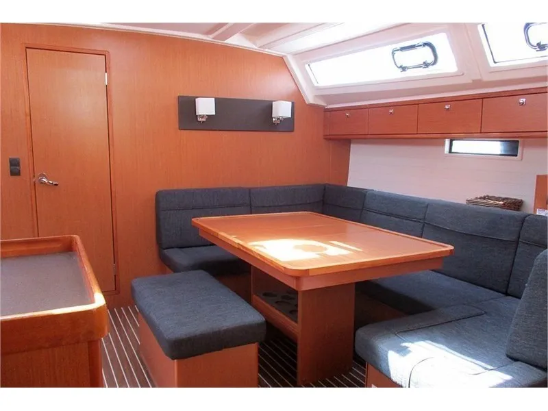 Salon of Krizia, a Bavaria Cruiser 46 sailboat at San Vincenzo, Italy