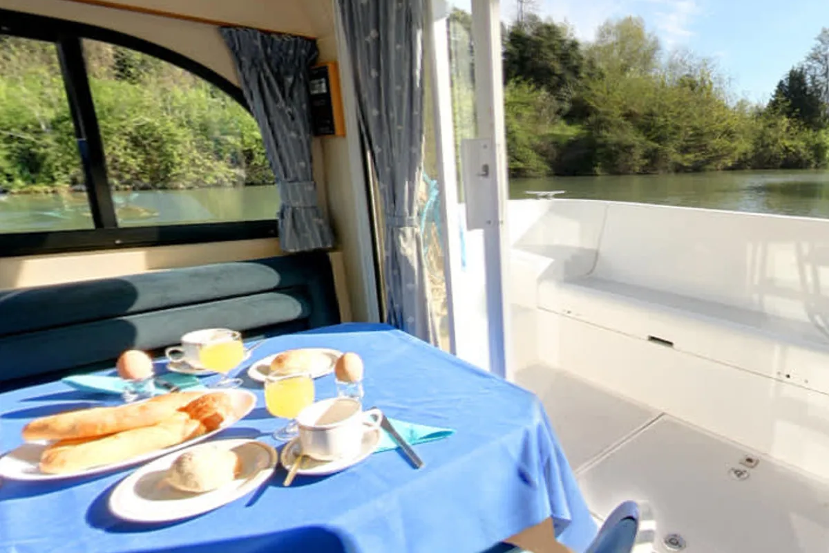 Salon of Caprice - Comfort 13, a Cygnet Caprice motorboat at Frankfort, United States