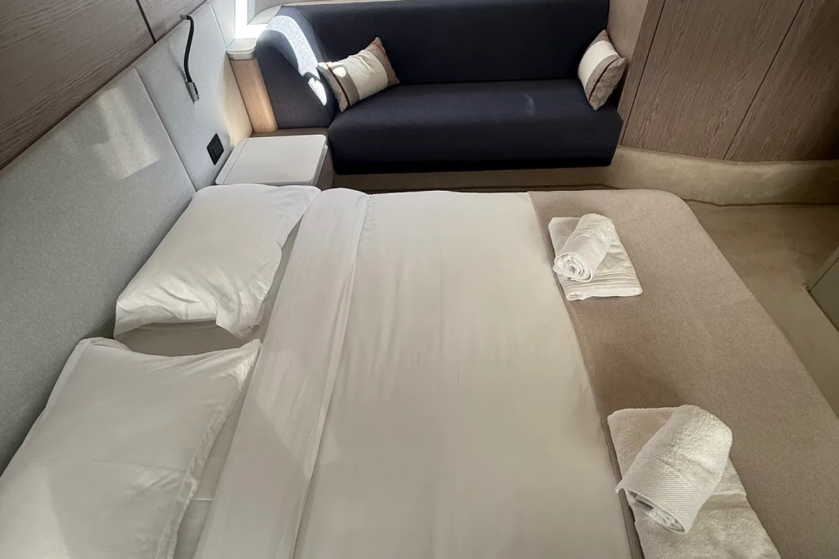 Cabin on White, a Azimut 53 Fly motor yacht at Podstrana - Miljevac, Croatia