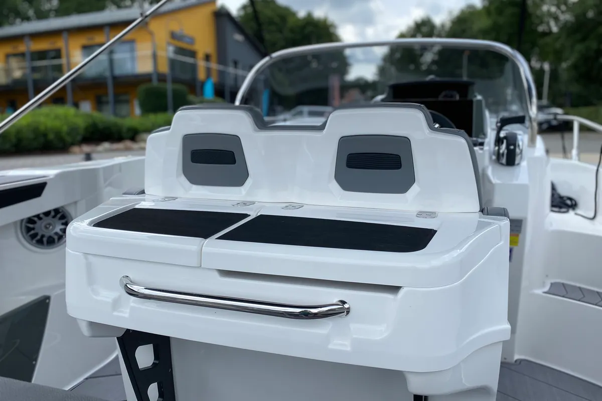 Karnic SL 702 One, a Karnic SL 702 motorboat at Göhren-Lebbin, Germany