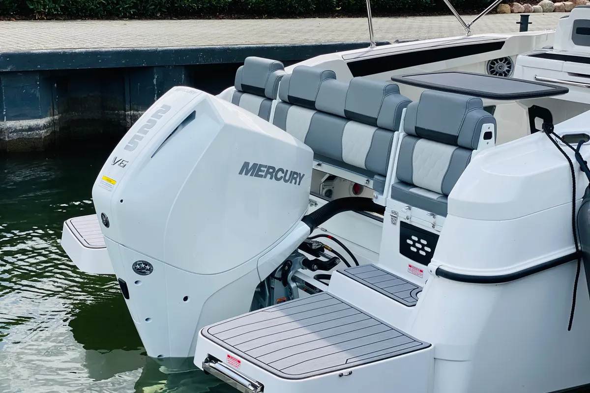 Karnic SL 702 One, a Karnic SL 702 motorboat at Göhren-Lebbin, Germany