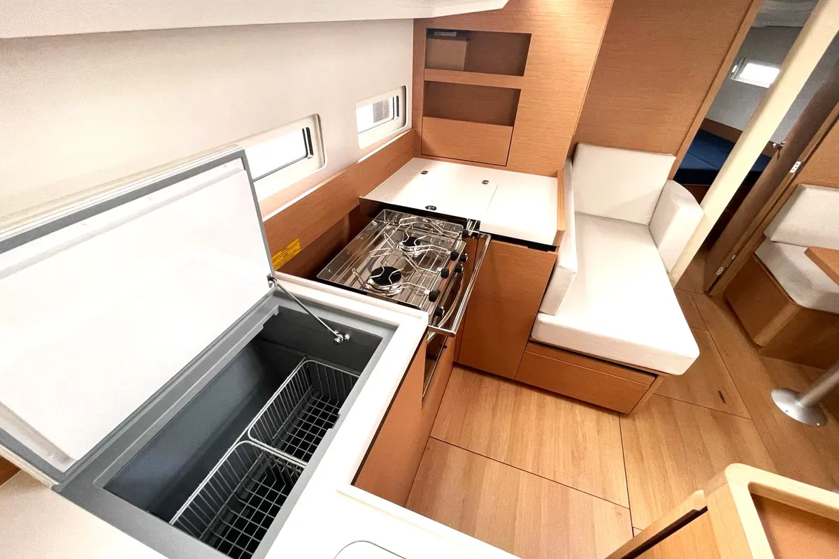 Galley of Colibrì, a Jeanneau Sun Odyssey 410 sailboat at Salerno, Italy