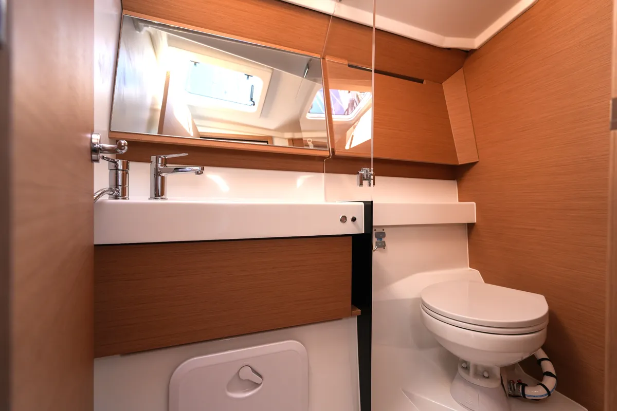 Salon of Colibrì, a Jeanneau Sun Odyssey 410 sailboat at Salerno, Italy