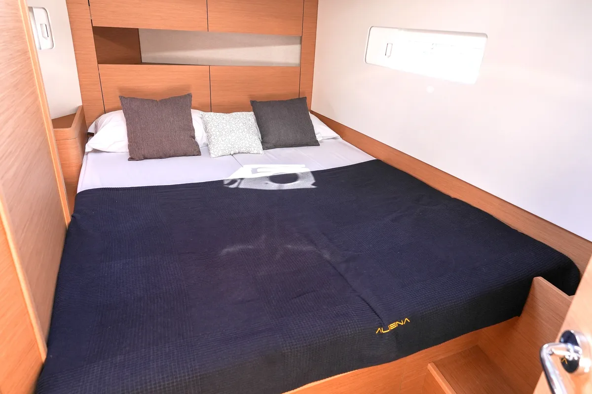 Cabin on Colibrì, a Jeanneau Sun Odyssey 410 sailboat at Salerno, Italy