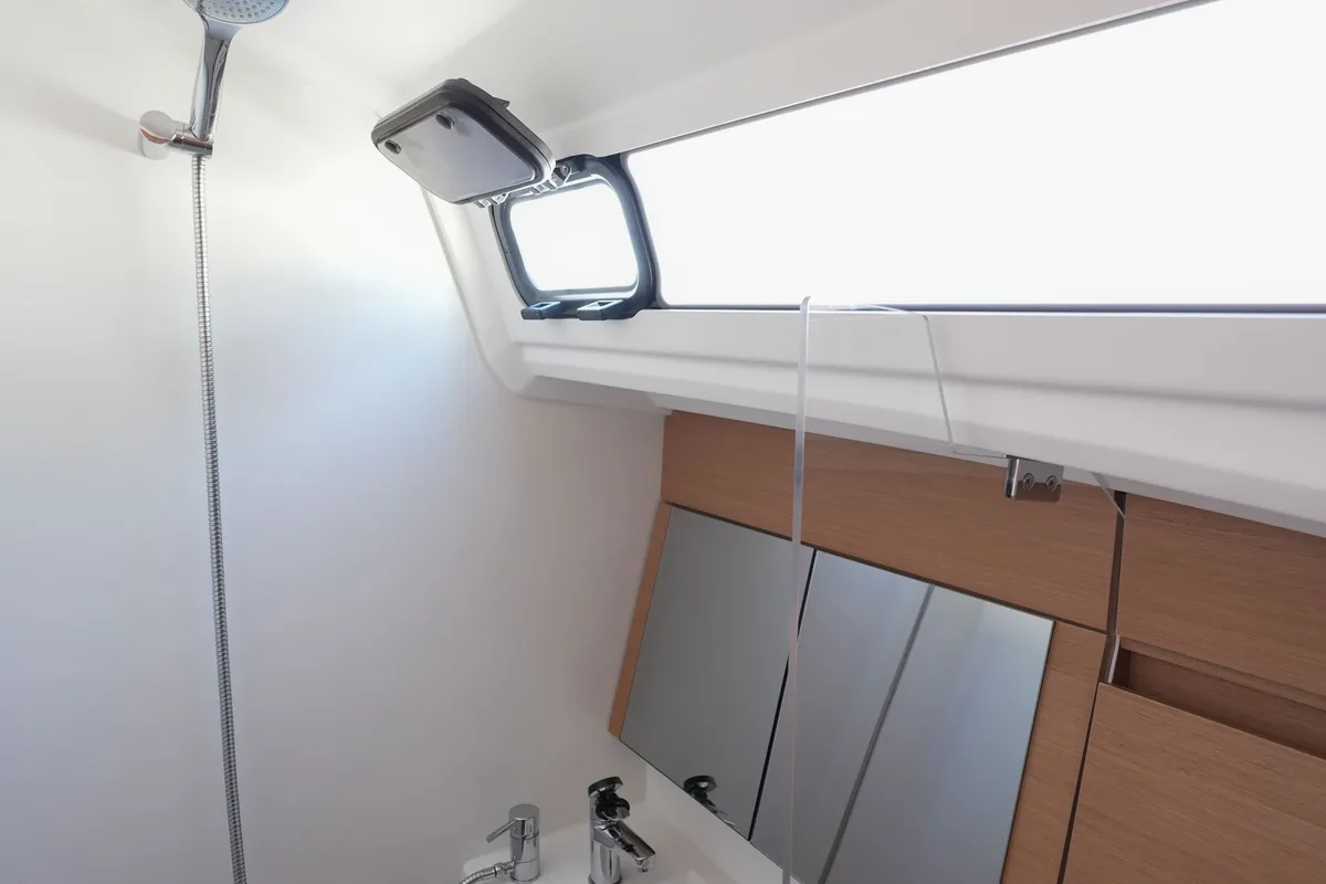 Galley of Colibrì, a Jeanneau Sun Odyssey 410 sailboat at Salerno, Italy