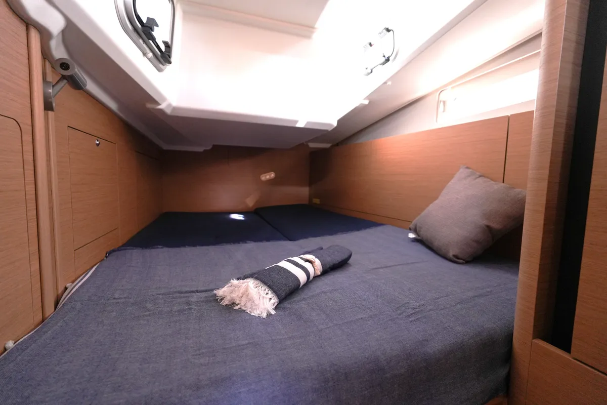Cabin on Colibrì, a Jeanneau Sun Odyssey 410 sailboat at Salerno, Italy