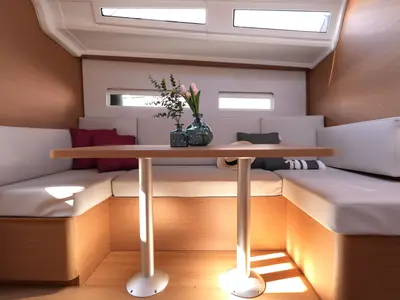 Salon of Colibrì, a Jeanneau Sun Odyssey 410 sailboat at Salerno, Italy