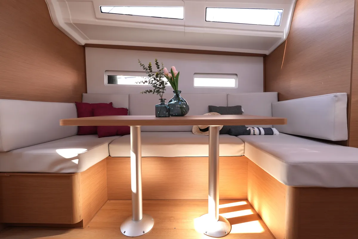 Salon of Colibrì, a Jeanneau Sun Odyssey 410 sailboat at Salerno, Italy