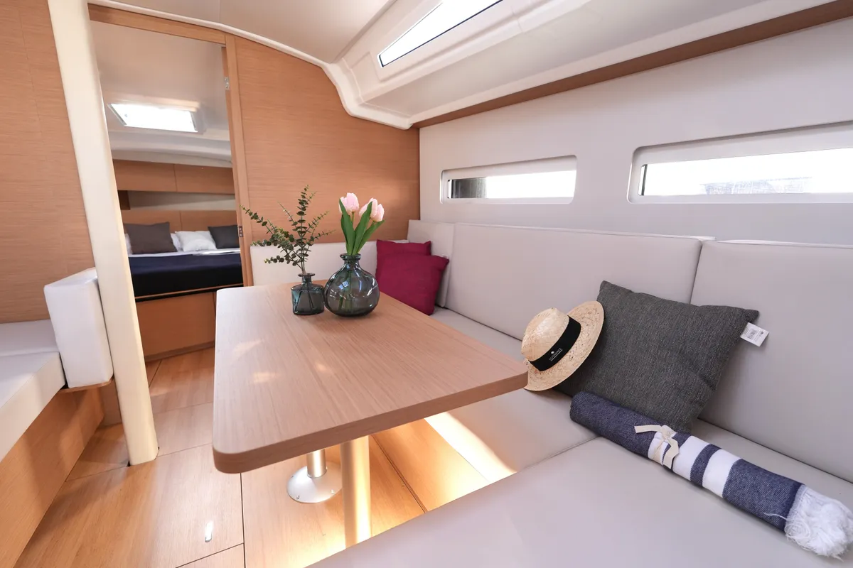 Salon of Colibrì, a Jeanneau Sun Odyssey 410 sailboat at Salerno, Italy