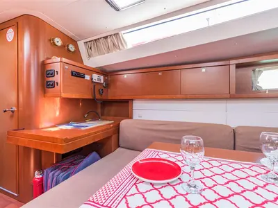 Salon of Ultra Dubrovnik, a Beneteau Oceanis 48 sailboat at Općina Medulin, Croatia