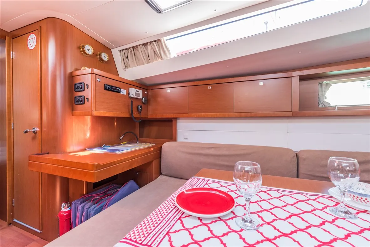 Salon of Ultra Dubrovnik, a Beneteau Oceanis 48 sailboat at Općina Medulin, Croatia