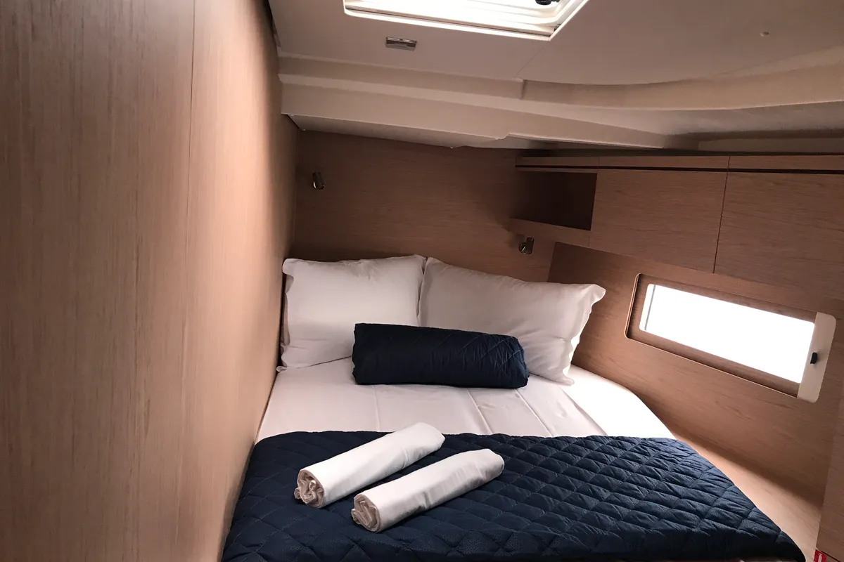 Cabin on Gacrux, a Beneteau Oceanis 51.1 sailboat at Rosignano Solvay, Italy