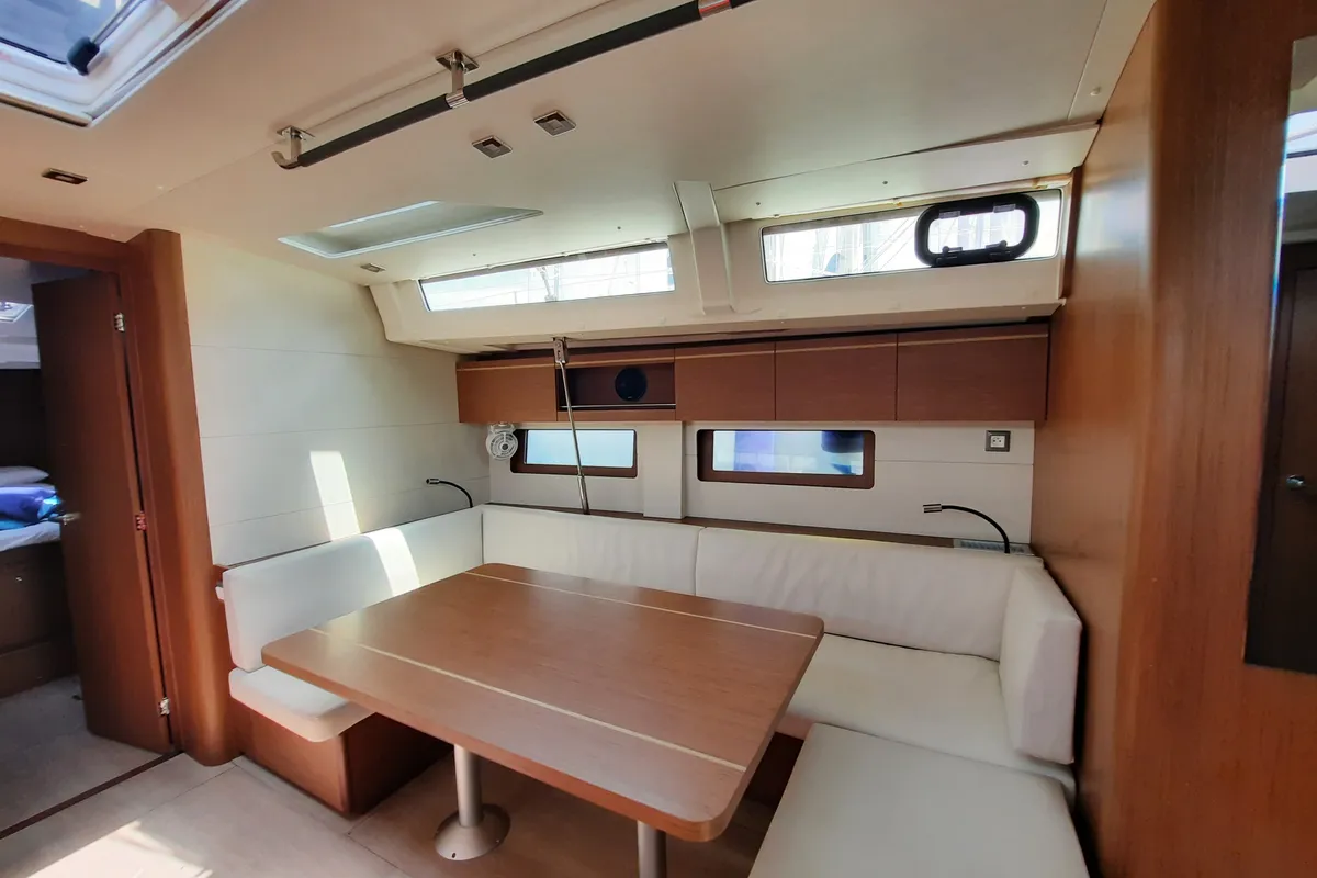 Salon of Senza Limiti II, a Beneteau Oceanis 51.1 sailboat at Tonnarella, Italy