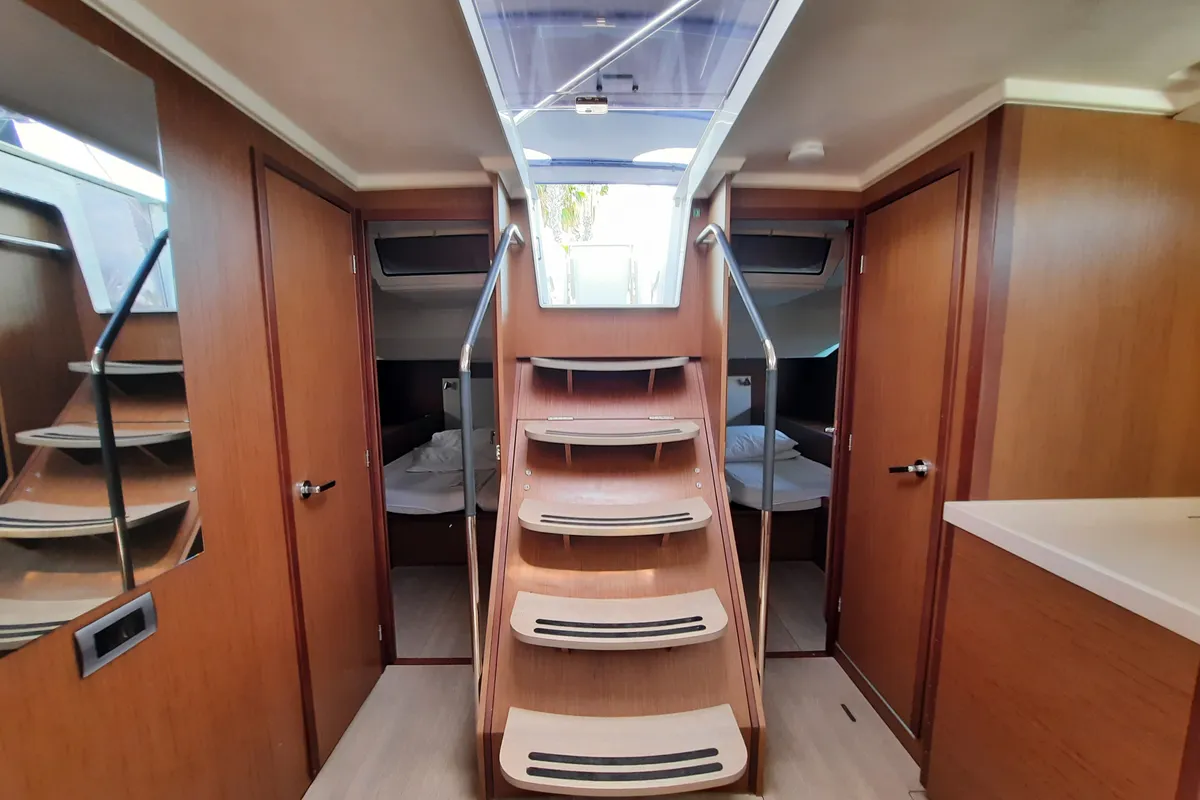 Cabin on Senza Limiti II, a Beneteau Oceanis 51.1 sailboat at Tonnarella, Italy