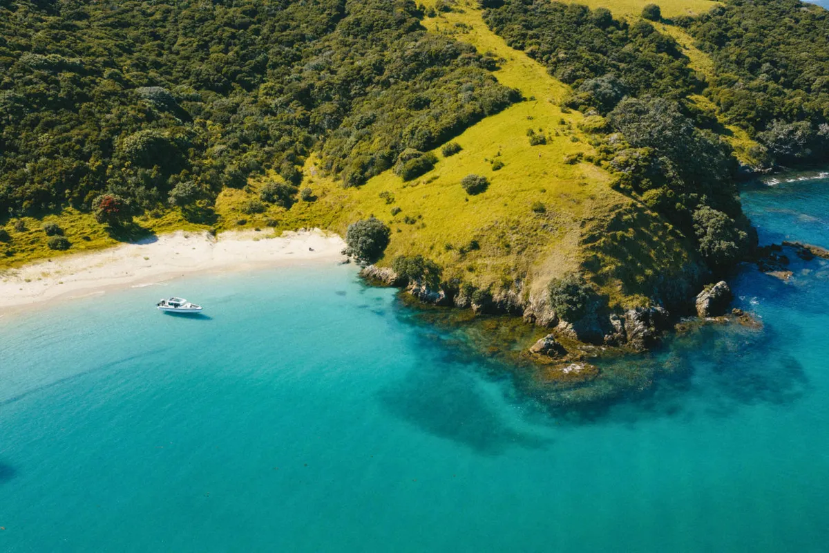 Tere Tere, a Axopar 28 motorboat at Bay of Islands, New Zealand