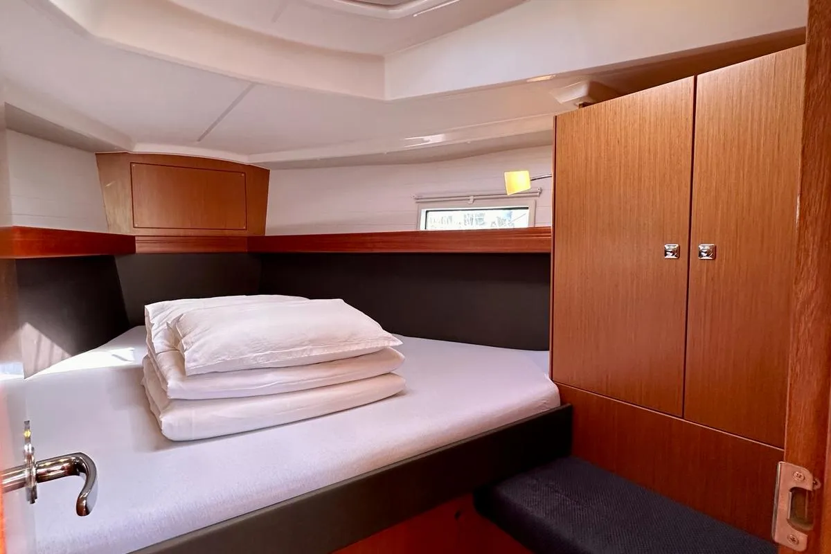 Cabin on Emerald, a Bavaria Cruiser 37 sailboat at Općina Pakoštane, Croatia