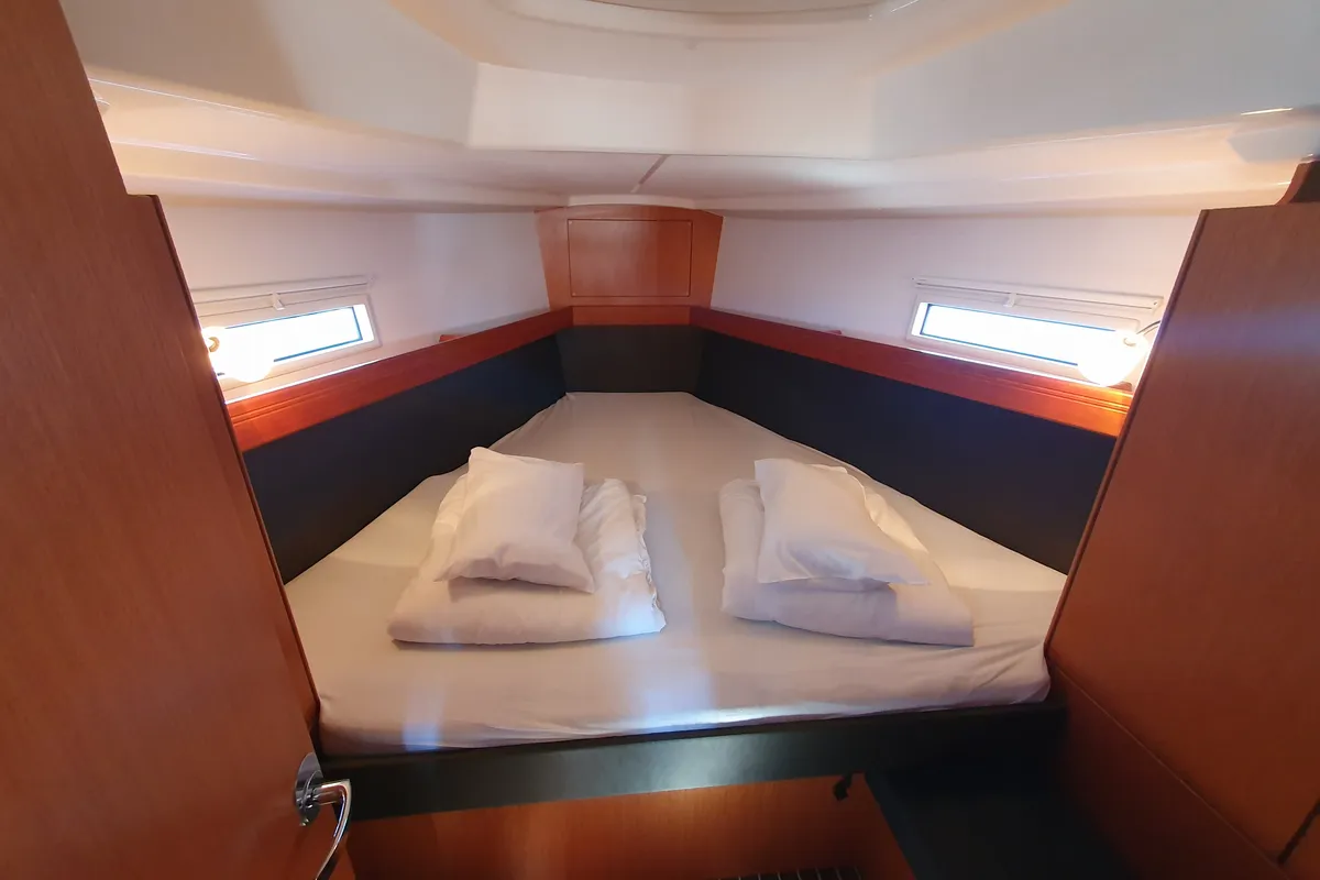 Cabin on Emerald, a Bavaria Cruiser 37 sailboat at Općina Pakoštane, Croatia