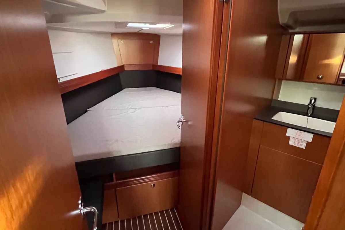 Cabin on VILMA, a Bavaria Cruiser 41 sailboat at Općina Sukošan, Croatia