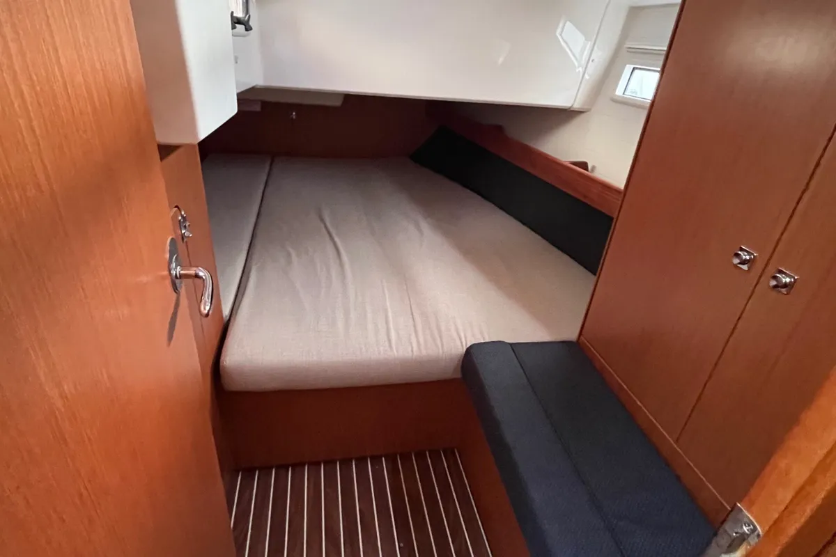 Cabin on VILMA, a Bavaria Cruiser 41 sailboat at Općina Sukošan, Croatia