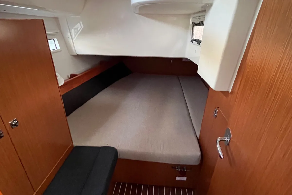 Cabin on VILMA, a Bavaria Cruiser 41 sailboat at Općina Sukošan, Croatia